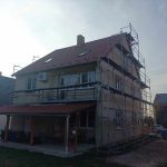 Családi ház körbe állványozása