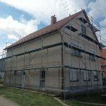 Kétszintes családi ház homlokzat hőszigeteléséhez állványzat építése