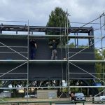 Stadion kijelző építése homlokzatállványról